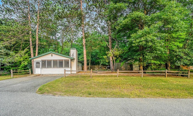 Saugatuck Cottage | Goshorn Lake's Endless Summer | Cottage in Saugatuck w/pool access