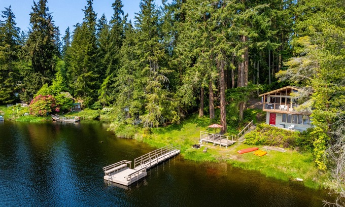 Langley Cabin | Goss Lake Getaway by AvantStay | Lakefront Escape