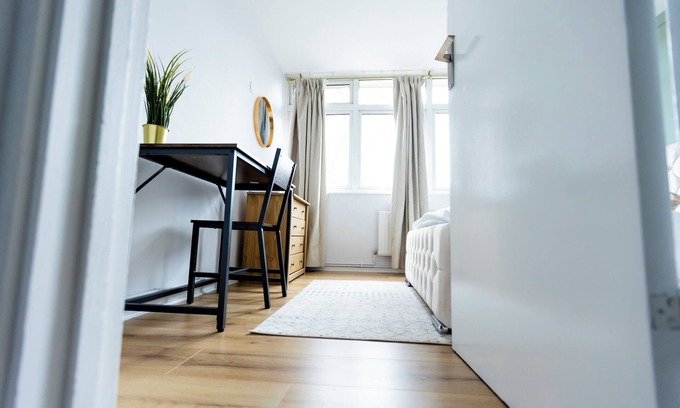 Thamesmead House | Grace House - 15 Minutes To Central London