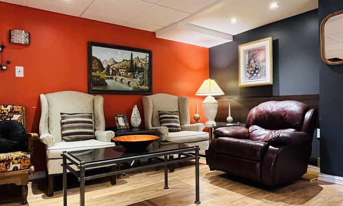 Angrignon House | Grace House/Private parking /Subway /5 mins Downtown