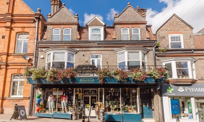 Tring House | Grace`s Guesthouse 68a