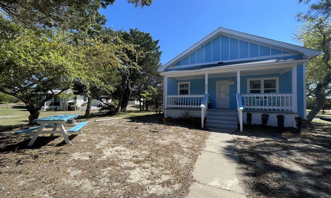 Avon Cottage | Gracie's Place is a charming cottage located in the quaint village of Avon with laid-back atmosphere