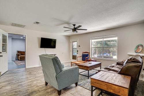 Granbury House | Granbury Cottage, Steps to Lake and Dock!