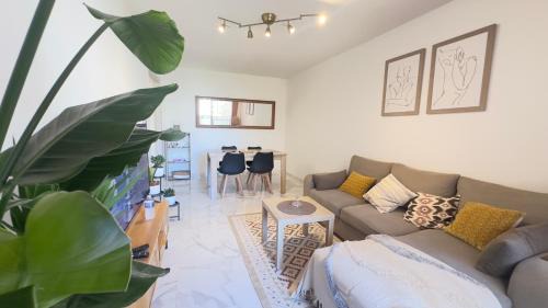 Saint-Sylvestre Apartment | Grand 2 pièces avec terrasse à 15mn en bus Centre-ville, Gare et Promenade des Anglais