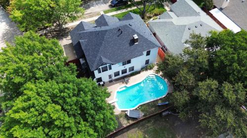 Grand Prairie House | Grand 6BR 2,5BA Holiday Home with Pool, Grill & Game Room