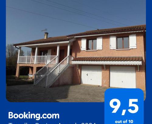 Mionnay Apartment | Grand Appartement avec cheminée dans maison, parking gratuit