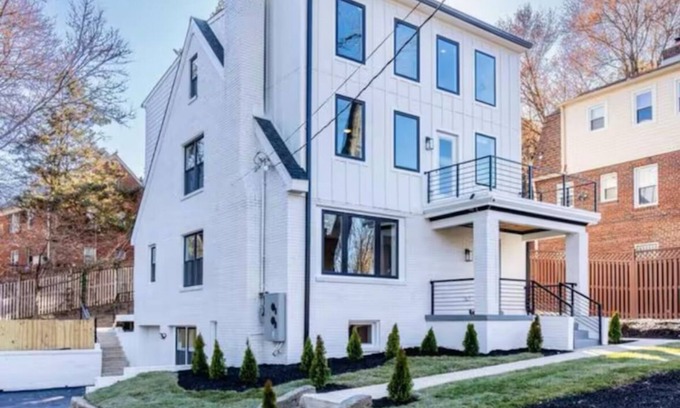 Washington House | Grand Capitol Villa: Lavish 7BR, 5BA Parking & Space for 16+, with Boat!