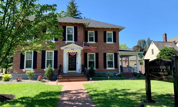 Herkimer Bed & Breakfast | Grand Colonial Bed and Breakfast