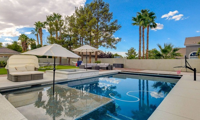 Southfork House | Grand custom home with resort-style backyard. 12 mins to the strip!