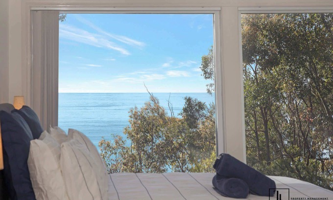 Denhams Beach House | Grand Entertainer | Water Views, Wi-Fi & Beach