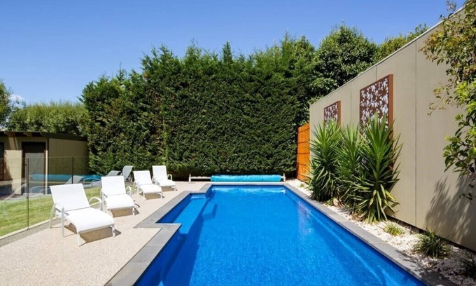 Cowes House | Grand Escape Mckenzie 5BR 4Bth rooms Pool WiFi Netflix free* 7.5kW EV charger