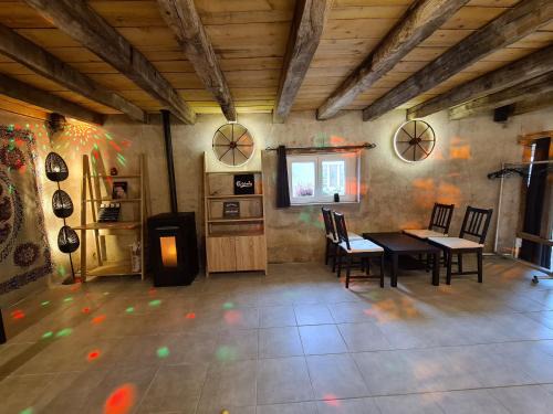 Orsennes House | Grand Gîte au Berry avec Terrasse, Pétanque et Confort Tout Inclus - Lac d'Eguzon Proche - FR-1-591-355