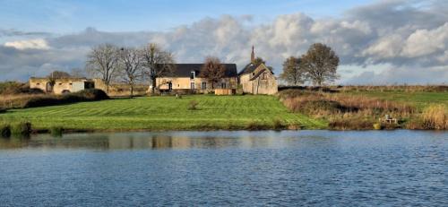 Bouere House | Grand Gîte en campagne avec étang