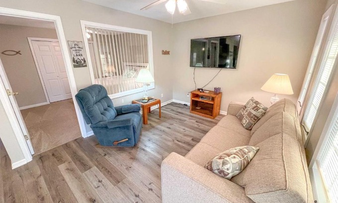 Gilbertsville House | Grand Gilbertsville Getaway Walk to Kentucky Lake