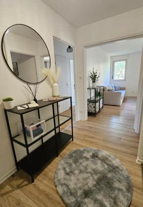Bourroches Apartment | Grand havre de paix avec balcon & verdure
