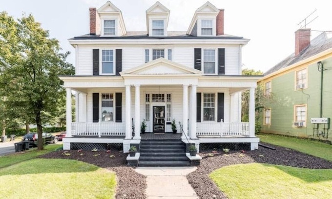 Daniels Hill House | Grand Historic Home Near Downtown w/Rec Room