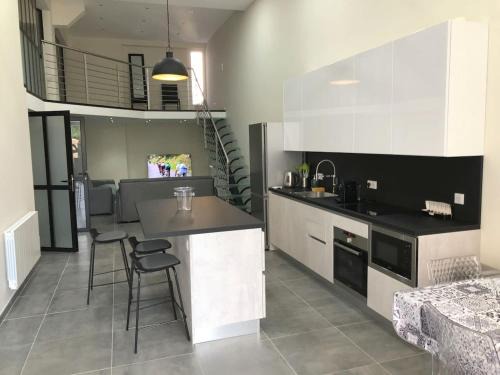 Beausoleil Apartment | GRAND LOFT chic et moderne, déco industrielle