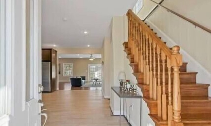 Falls Church House | Grand Luxury | Hot Tub | Boutique | 4 bedrooms