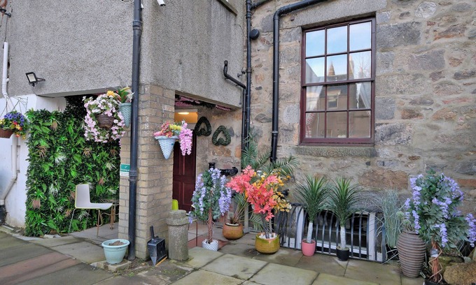 Central Aberdeen House | Grand Mansion, 9 Beds, Sleeps 17, Parking - Groups