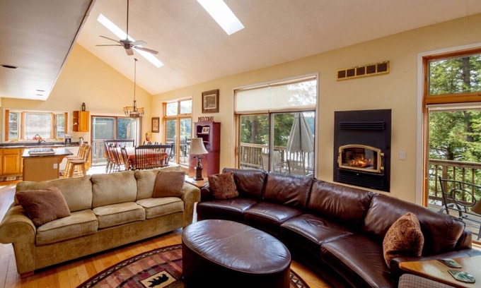 Seguin Cabin | Grand Muskokan Cottage - Maximum 14 guests