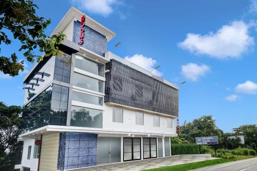 Parassinikadavu Hotel | Grand Parassini by staymax