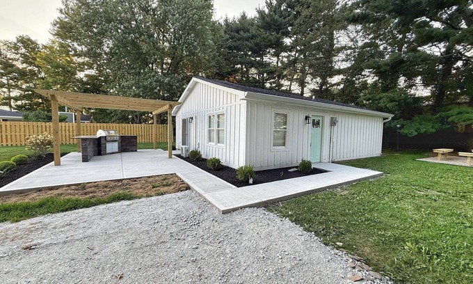 Westfield House | Grand Park Cottage - sleeps 12 steps from Grand Park
