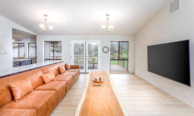 Kaweah House | Grand Riverside Retreat