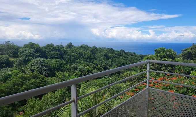 Le Carbet Apartment | grand studio en bas de villa avec vue sur mer au Carbet