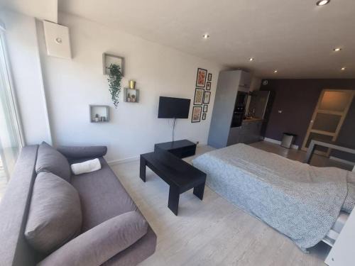 Grigny Apartment | Grand studio lumineux