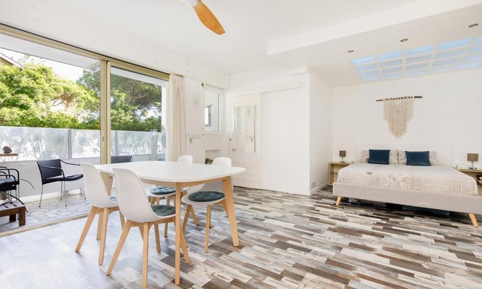 Golfe Juan Apartment | Grand Studio neuf face port et plage, parking privé