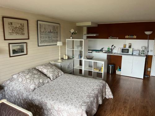 Ver-sur-Mer Apartment | Grand Studio Vue Mer et Jardin