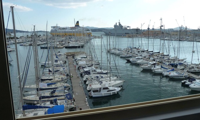 Old Town Apartment | Grand T1 Design of the port of Toulon. Magnificent views of the sea.