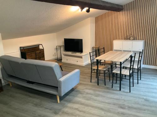 Foix Apartment | Grand T3 Wifi 2 chambres 82m2 centre Foix stationnement devant le logement