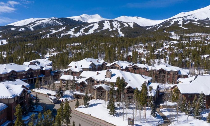 Four O'Clock Resort | Grand Timber Lodge