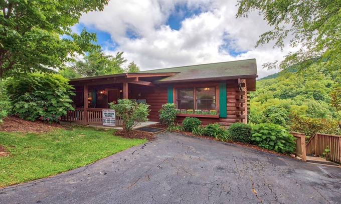 Maggie Valley Cabin | Grand Views, Easy Access, Spacious, immaculate! - Spring, Summer, Fall & Winter.