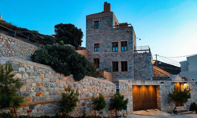 Kamari House | Grande Grotta House