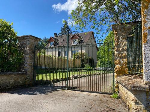 La Chartre-sur-le-Loir House | Grande Maison en Bord de l'Eau avec Jardin - 6 Chambres, Proche Commerces - FR-1-410-442