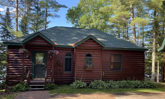 Hayward House | Grandma’s Cabin-10 min from the Birkie trail.