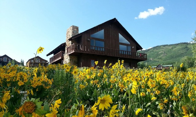 Crested Butte Cabin | Grandpa's Cabin welcomes the whole crew, sleeps 12!