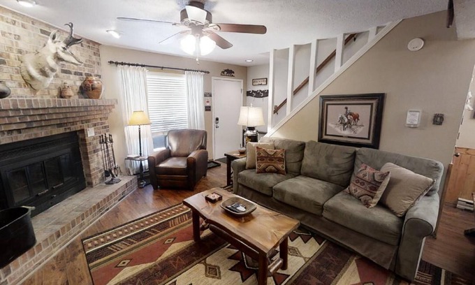 Red River House | Grandview 1 - In Town - Free WiFi - Cable - Gas Burning Fireplace - Gas Grill -