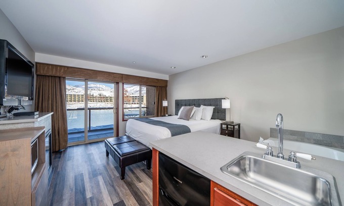Chelan Condo | Grandview 711 Waterfront King with River View