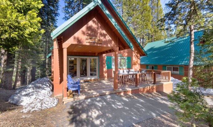 Strawberry Cabin | GRANITE- Cozy cabin steps from Stanislaus River