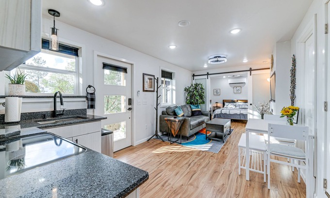 Grants Pass Apartment | Grants Pass Retreat w/Hot Tub & Mountain Views!