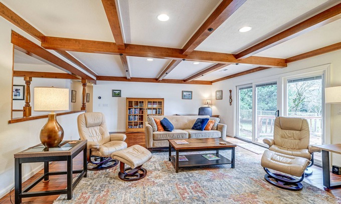 Grants Pass House | Grants Pass Vacation Rental Home: Deck + Views!