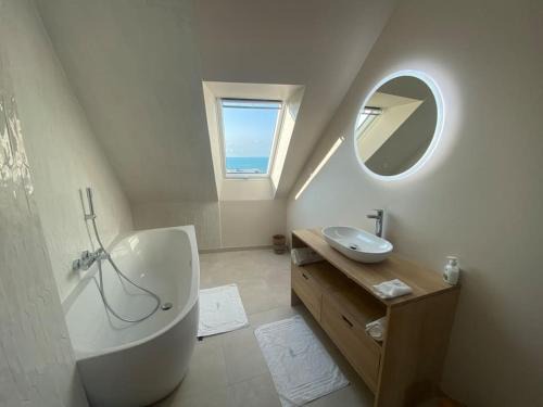 Granville House | Granville/Maison entièrement rénovée à 100 m des plages