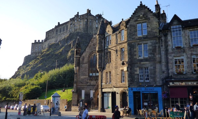 Old Town Apartment | Grassmarket, below Edinburgh Castle in Old Town