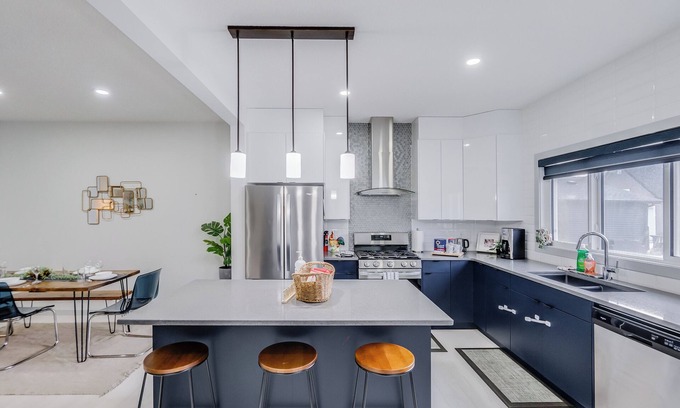 Southwest Edmonton House | Graydon - Bright, Modern Home w/King Sized Bed