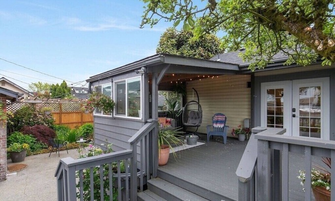 North End House | Great 5 bd House in historic N Tacoma. Convenient location, Game room, parking,