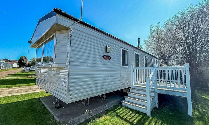 Hunstanton House | Great 6 berth caravan with decking at Manor Park in Hunstanton ref 23017B