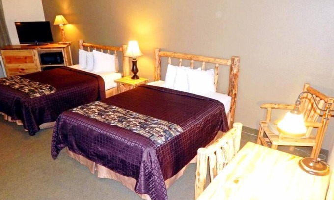 Ponderay House | Great Amenities! 2 Queen Bed Unit, Close to Recreation, Parking, Spa Tub!